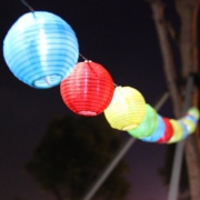 Pezsgő pukkan, lampion villan…